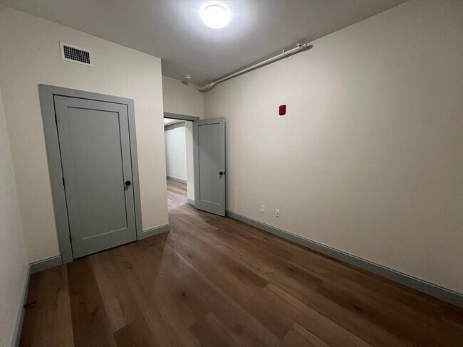 Building Photo - 160 Seabury St