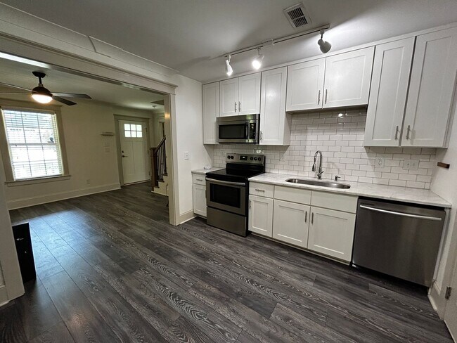Building Photo - Gorgeous 4 Bedroom Home in Belmont Neighbo...