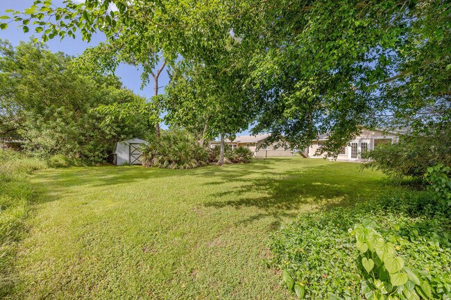 Building Photo - 662 NW Cardinal Dr