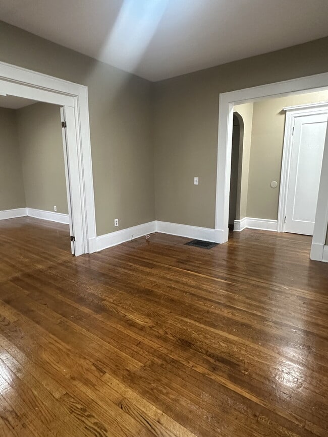 Building Photo - Spacious one-bedroom apartment located on Hazelwood in Rochester, NY.