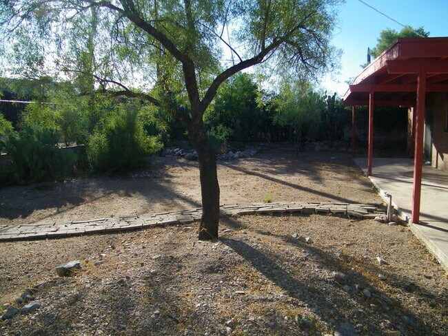 Building Photo - 3 Bed, 2 Bath Tucson Rental with Carport &...
