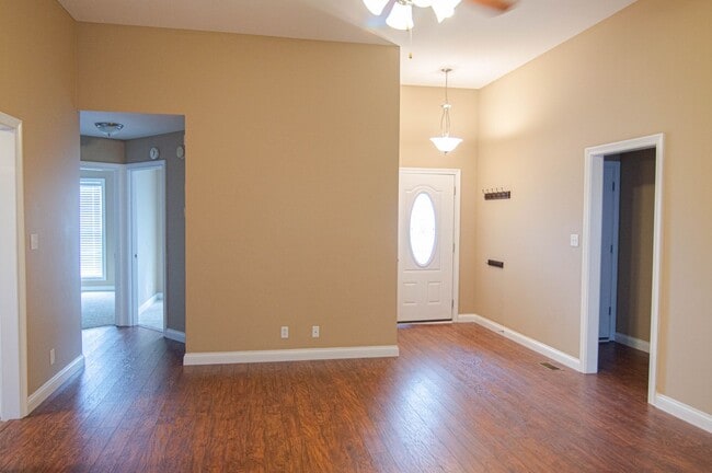 Building Photo - Pet Friendly Ranch!