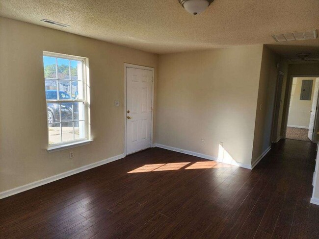 Building Photo - Beautiful Home with a Great Location In Town