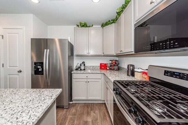 Building Photo - 3 Bedroom, 2.5 Bathroom Townhome in Caroli...