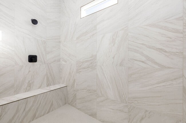 Building Photo - 6 bed / 4 bath / 3 car garage custom home in Pecan Valley