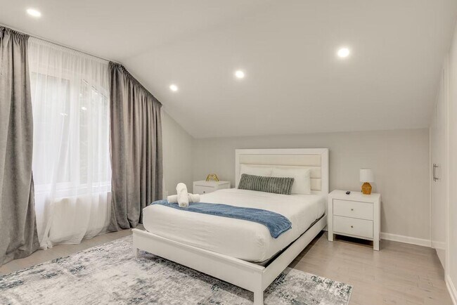 Building Photo - 2135 Rosemont Dr