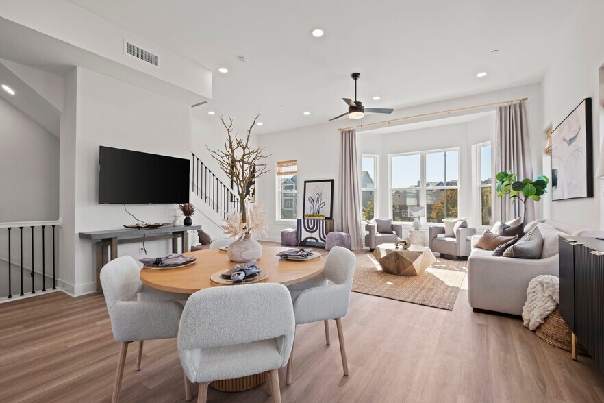 Building Photo - 445 SW Longview Blvd