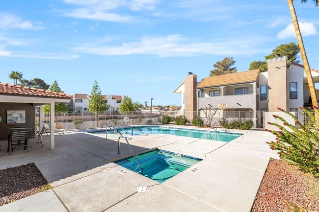 Building Photo - 2 Bedroom Condo!