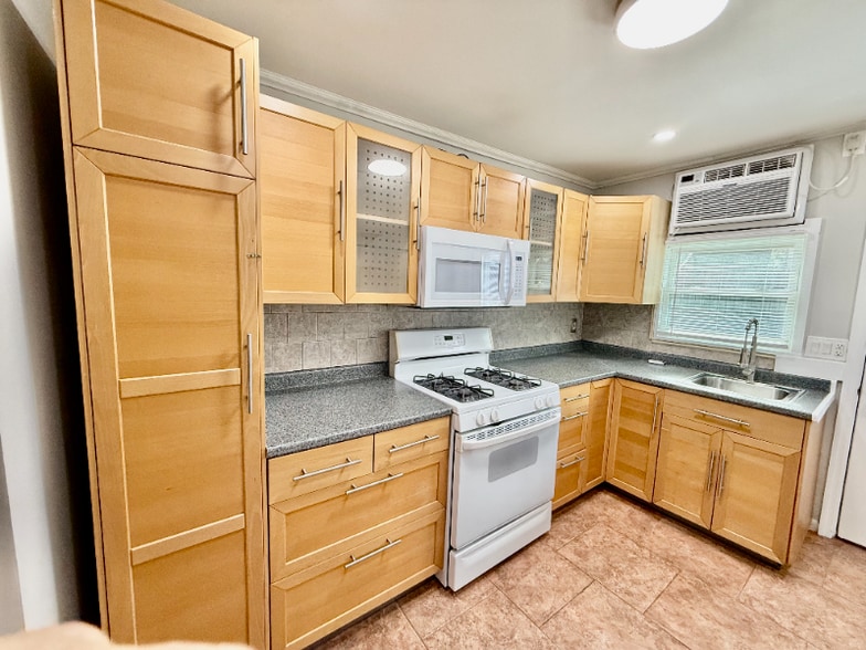 Building Photo - 2322 S Hutchinson St