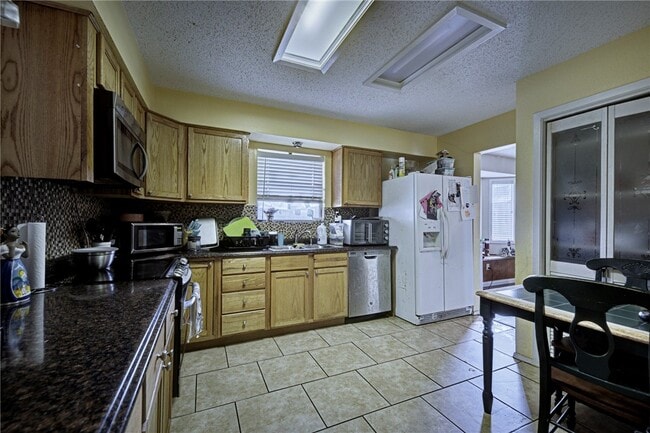 Building Photo - 4950 Elmhurst Ln