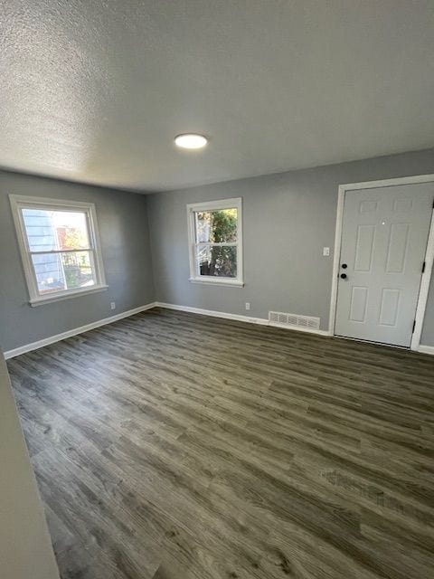 Building Photo - Renovated 2 bedroom home with large yard!