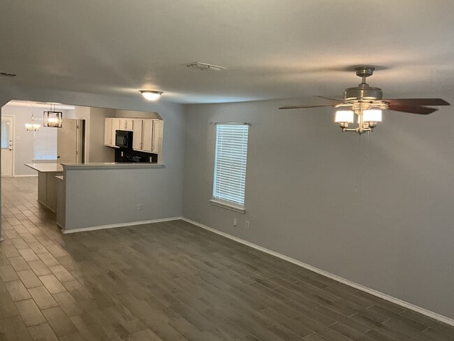 Building Photo - "Charming 3-Bedroom Haven in Selma with Granite Elegance!"