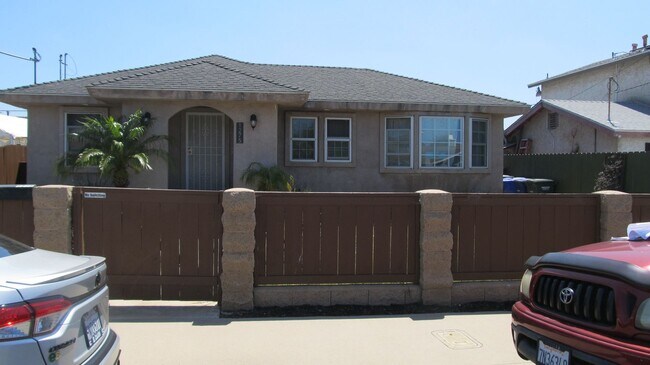 Building Photo - 3 bed 2 bath with 3 car garage