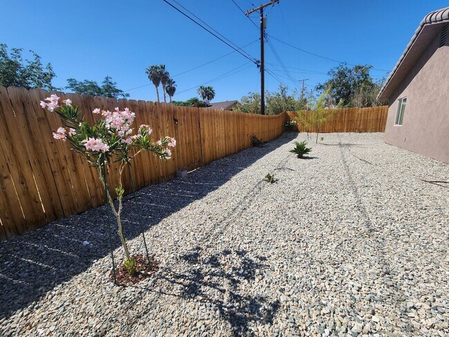 Building Photo - Fully Furnished 3 Bedroom Home w/ Covered ...