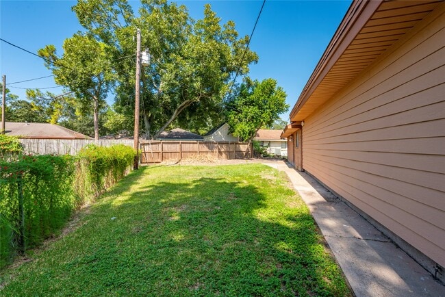 Building Photo - 2511 Meadow Ln
