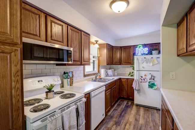 Building Photo - 16450 Dane Ct E