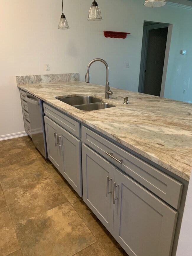 Building Photo - 9595 Villas Dr