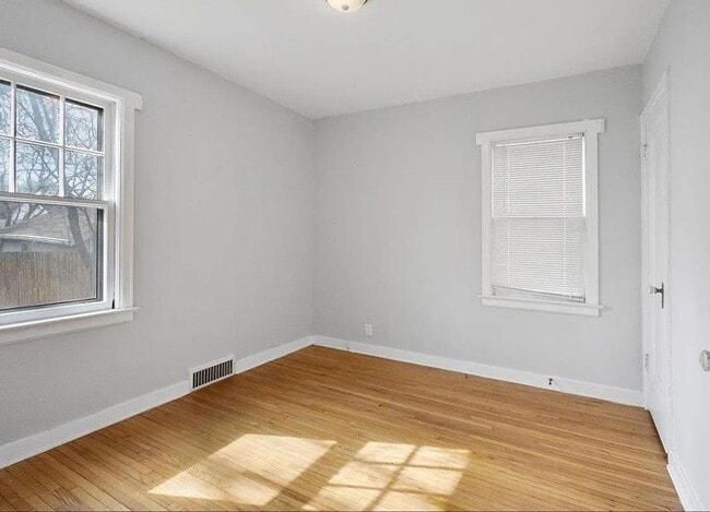 Building Photo - 3 Bedroom House with Large 2 Stall Garage ...