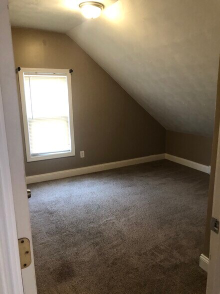 Building Photo - 10 Winsor St