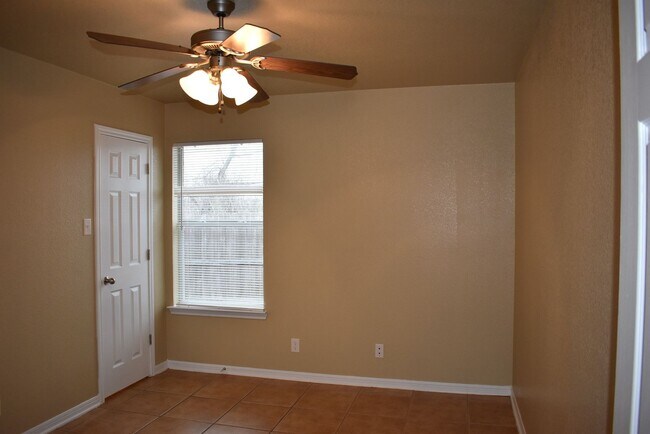 Building Photo - 1600 Nicholas Cir