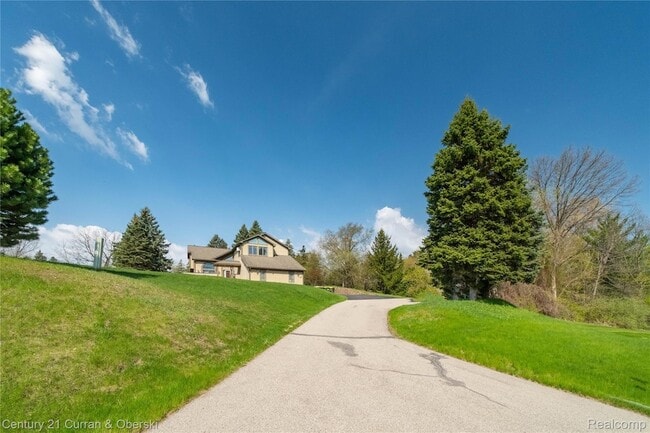 Building Photo - 1083 N Livernois Rd