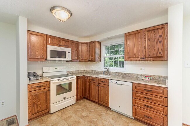 Building Photo - 7690 Middle Valley Dr