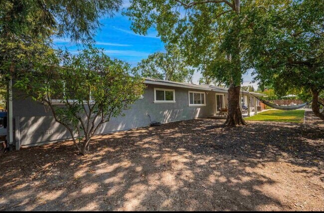 Building Photo - 9 Fawn Creek Ct
