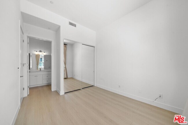 Building Photo - 309 S Mariposa Ave