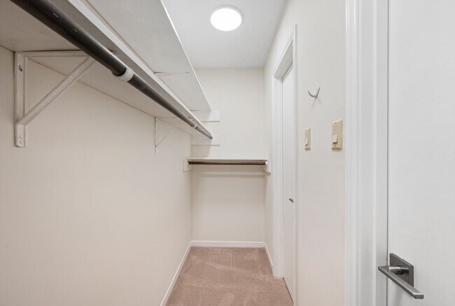 Building Photo - 10180 Longmont Dr