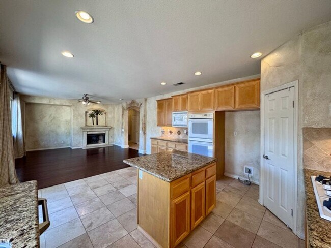 Building Photo - FOR LEASE: Stunning expansive 3 Bedroom Re...