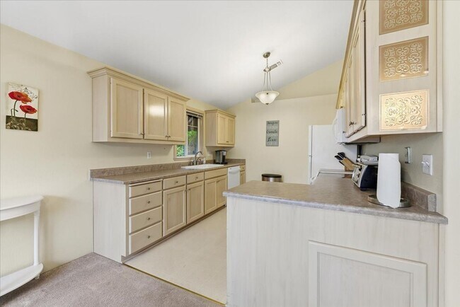 Building Photo - Coming soon!! This is a beautiful  home in Country Club Village Estates!