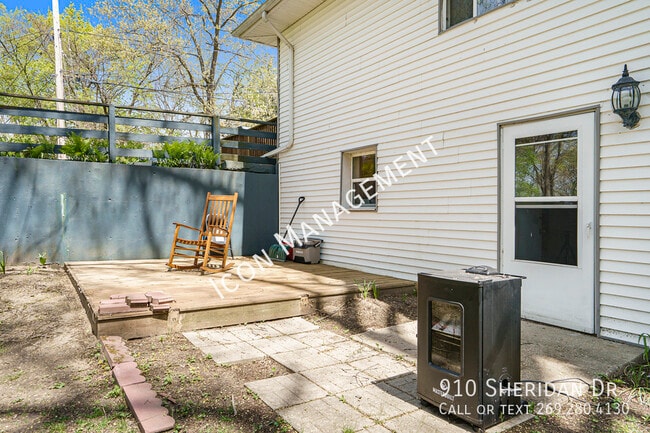 Building Photo - 910 Sheridan Dr