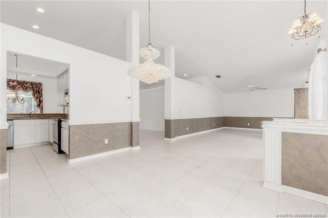 Building Photo - 376 NW Canna Way