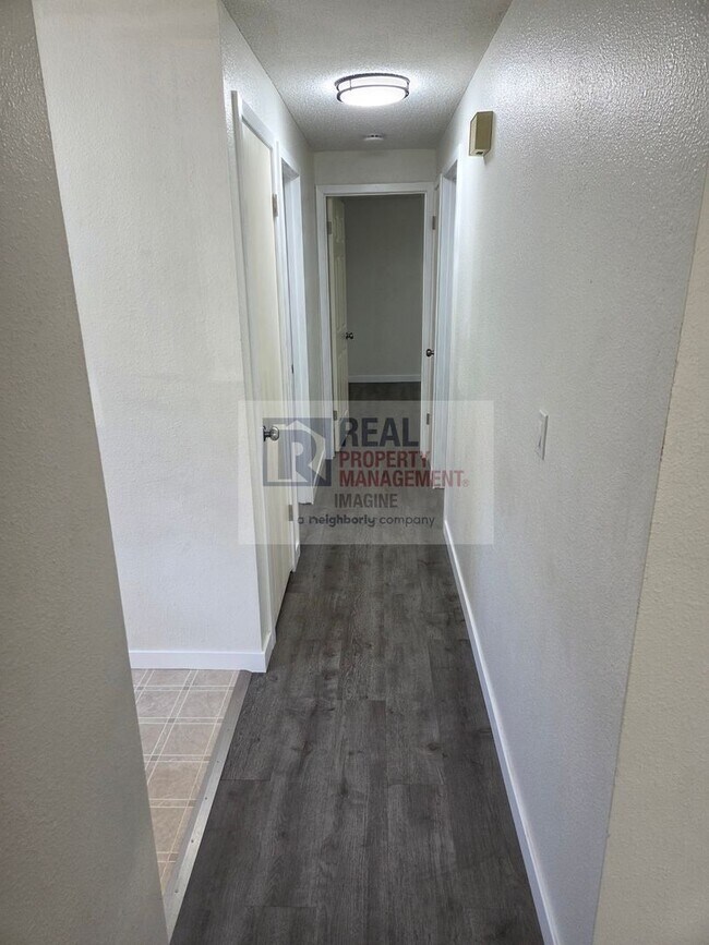 Building Photo - Check out this completely wonderful 2-bedroom, 1.0-bath unit!