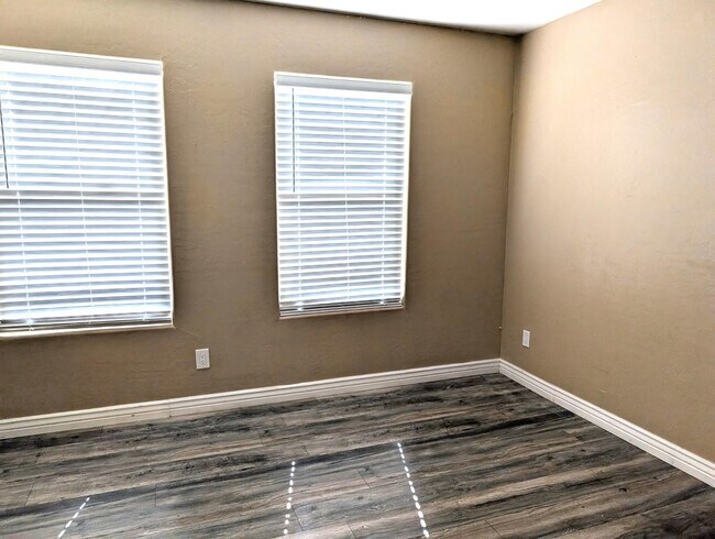 Building Photo - 4226 N 92nd Ln