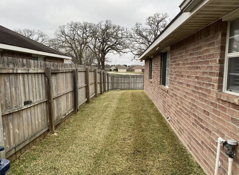 Building Photo - 947 Willow Pond St
