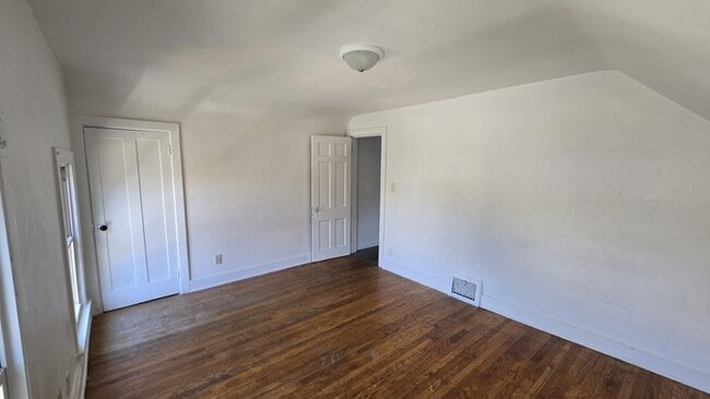 Building Photo - Charming 2-Bedroom Home in Rockford – Upda...