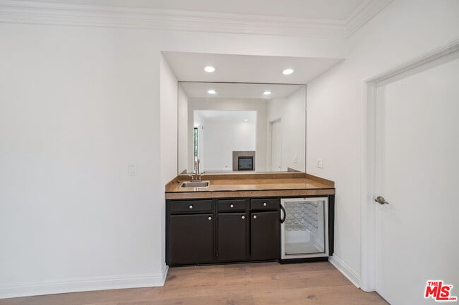 Building Photo - 8865 Alden Dr