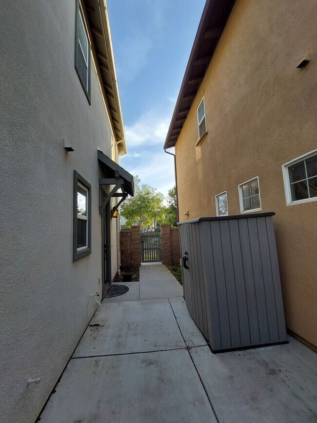 Building Photo - Beautiful townhouse in Ontario-CALL FOR OUR MOVE-IN SPEACIAL