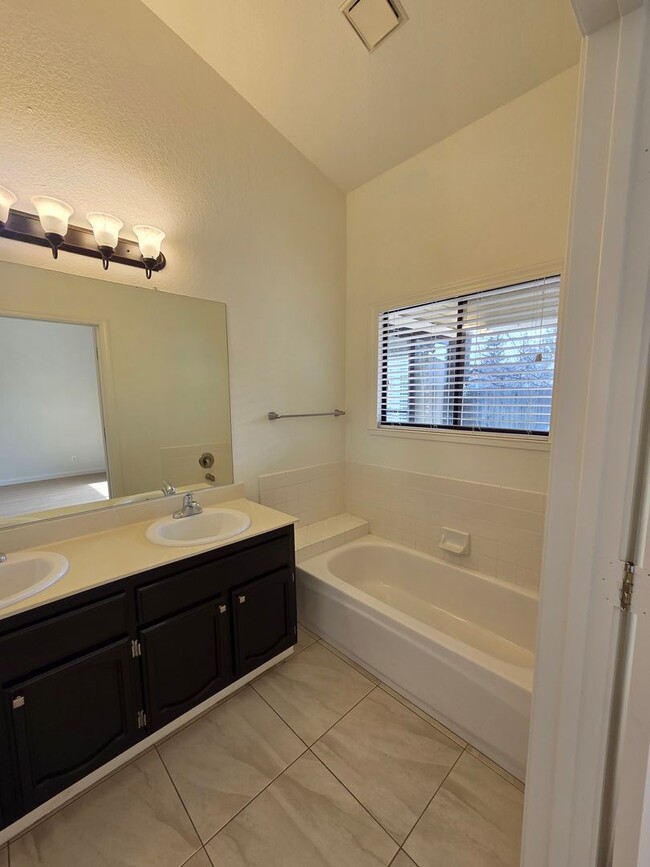 Building Photo - Super clean! 3 Bdrm, 2 Bath near Lembi Park