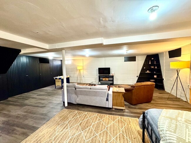 Building Photo - Blue Wall Oasis Mid-Term Rental 2/1 with a full basement