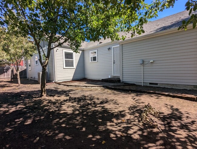 Building Photo - Beautiful 2 bedroom/1 bath home with solid surface flooring!