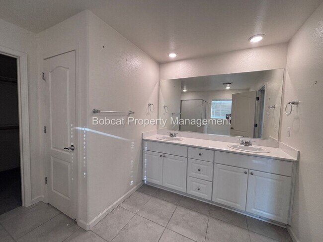 Building Photo - Large Home in Dayton with Mother In Law Quarters