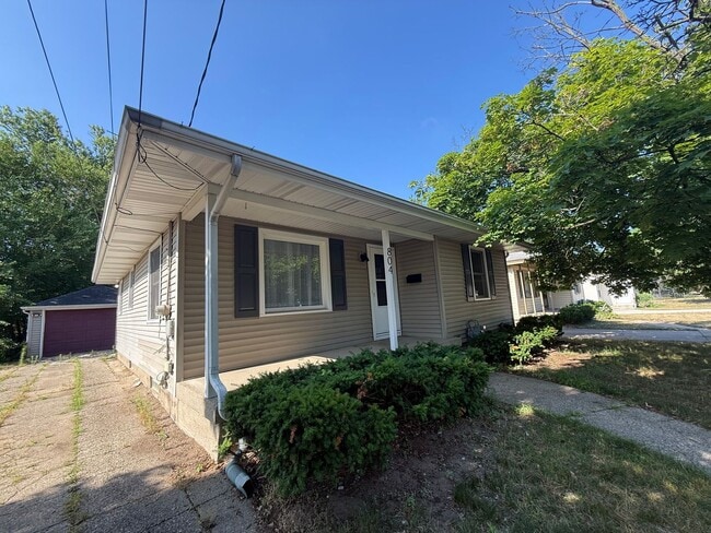 Building Photo - Beautifully Updated 2 Bed, 1 Bath Home for...