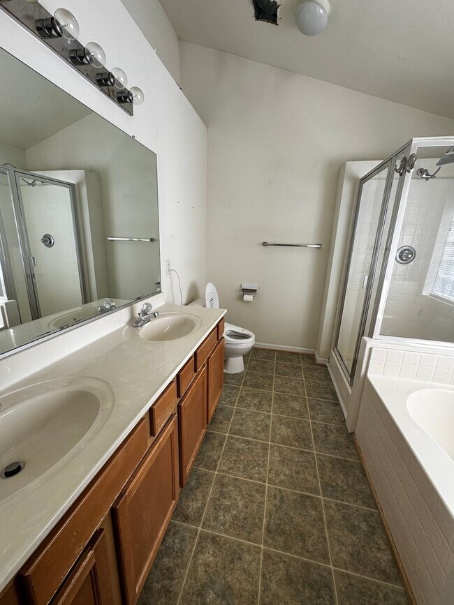 Building Photo - BEAUTIFUL OPEN FLOOR PLAN