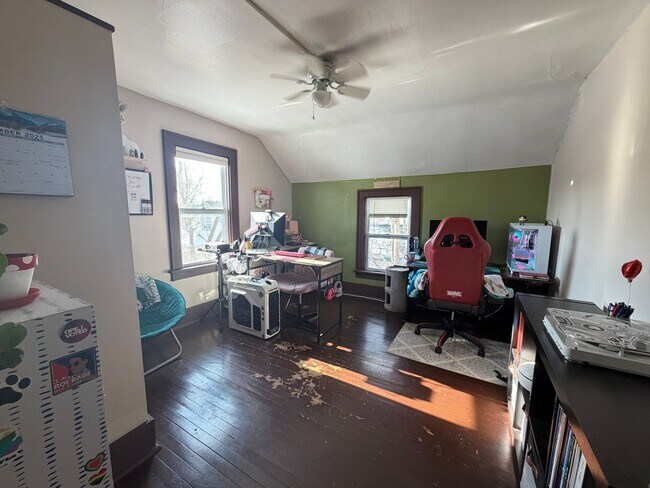 Building Photo - Spacious Three Bedroom Single Family near John Ball Zoo!