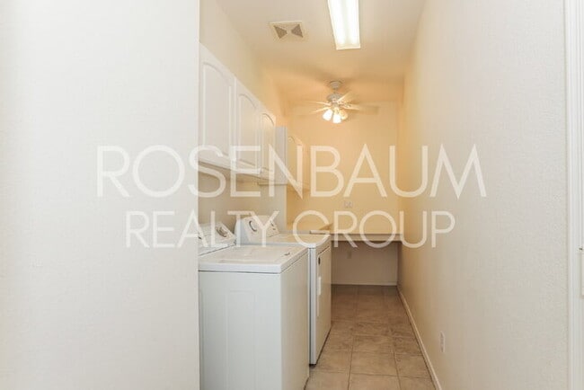 Building Photo - Stunning 2-beds, 2-baths home located in t...