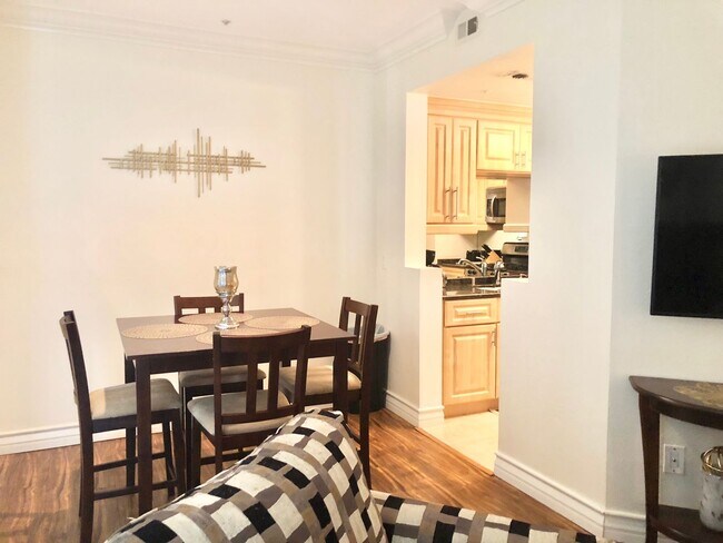 Building Photo - Meridian Luxury Condo. 1 Bd 1 Ba, Utilitie...