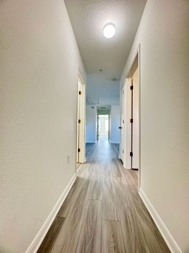 Building Photo - Renovated 3/2.5 Townhome with Office/Flex ...