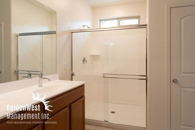 Building Photo - Bright & Airy 4 Bdm 2Ba in Quiet Neighborh...